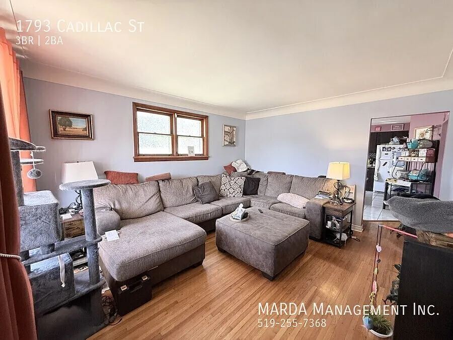 Spacious 3 Bed/2 Bath Home- Finished Basement-East Windsor + Utilities — Photo 3
