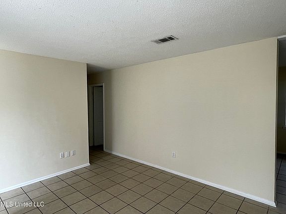 4th image of 1704 Victoria Dr