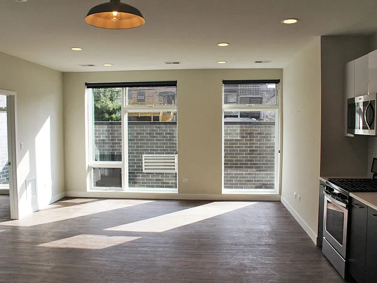 1045 W Cornelia — Photo 17