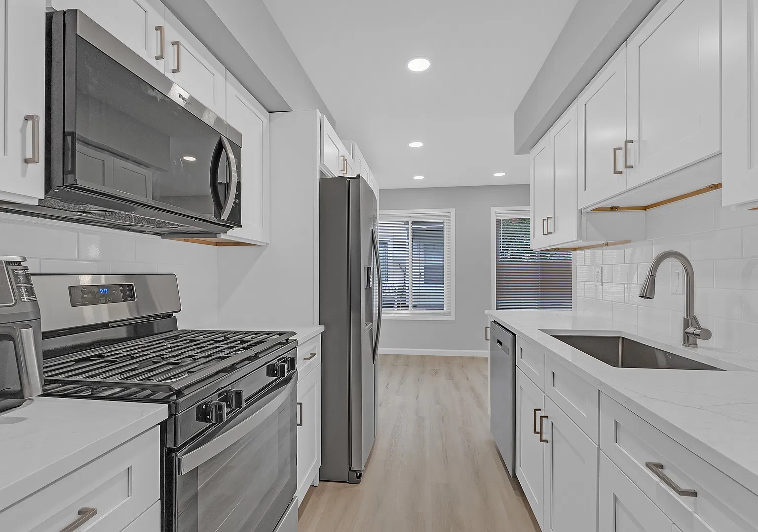 2 bed, 1000 sqft, $2,200 — Photo 3