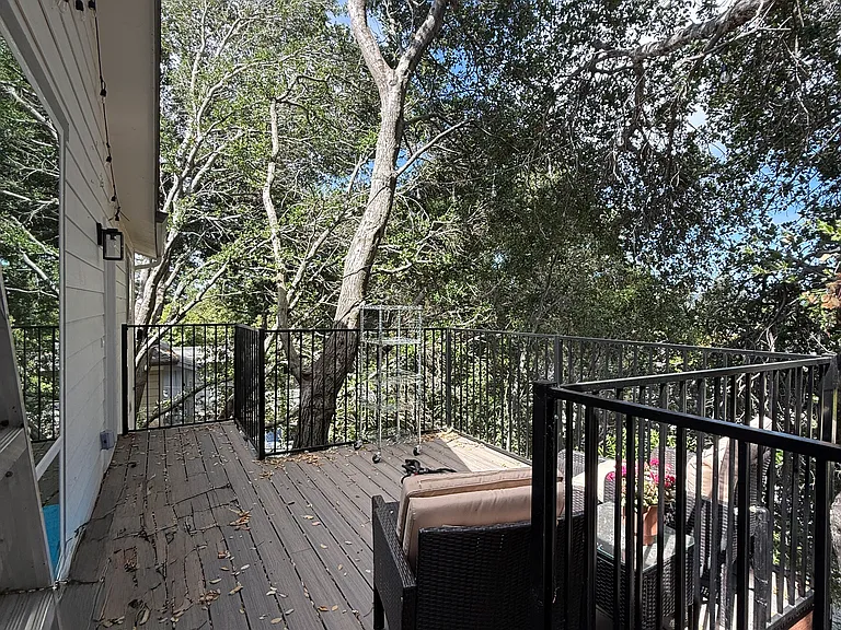 1045 East Ave — Photo 21