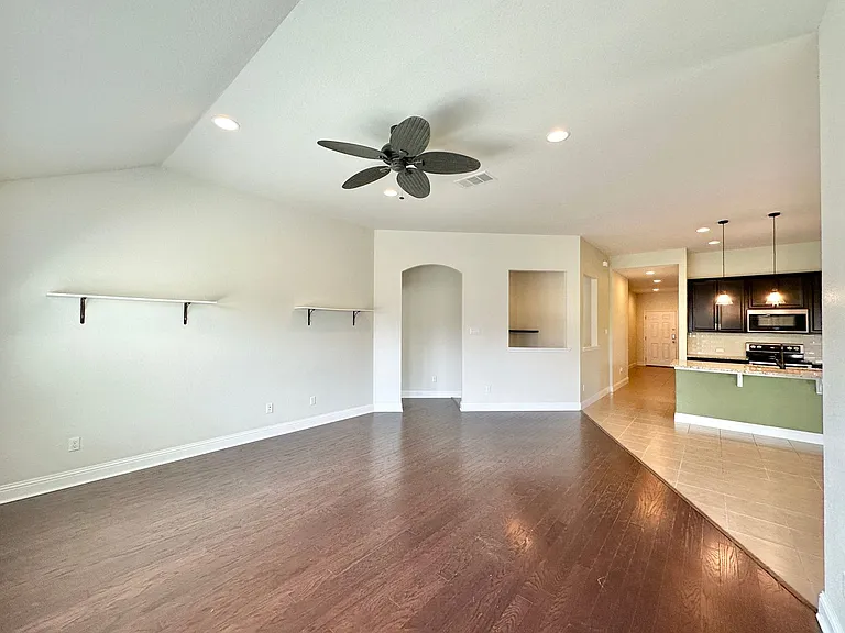 830 Old World Dr — Photo 3