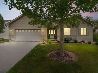 5598 White Fox Dr, Rockford, IL 61102