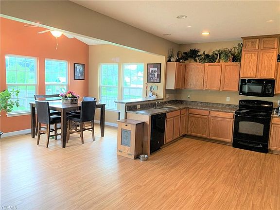 2nd image of 1852 Spruce Ln