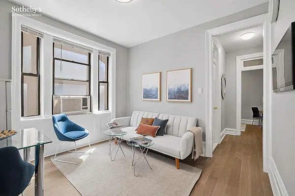 Living room, photo 1
