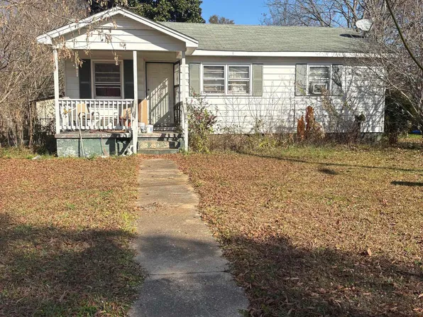 711 Coleman Dr, Talladega, AL 35160