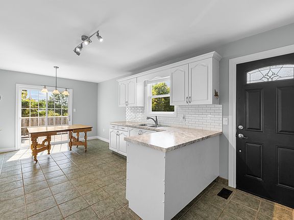 3rd image of 46 Westcomb Cres