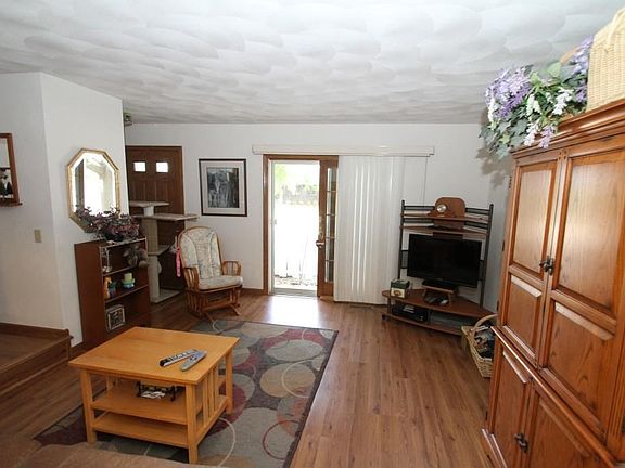 4th image of 2202 Holiday Dr #13