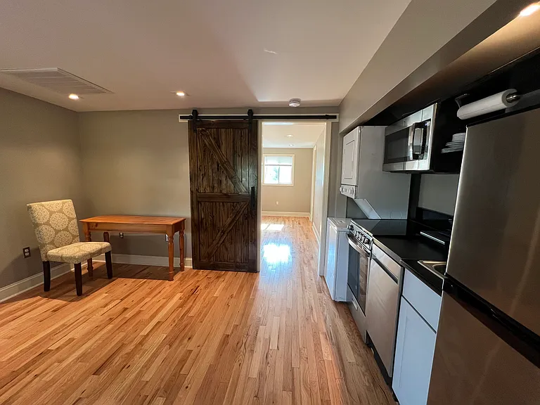 1100 University Ave #1 — Photo 2