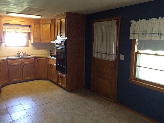 2nd image of 3826 Holiday Dr