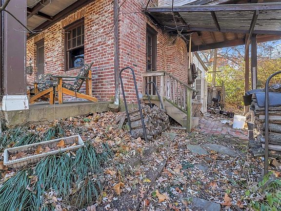 4th image of 1021 Diversey Dr