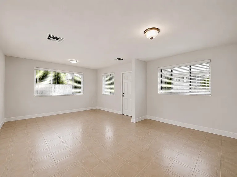 8636 NW 35th Pl — Photo 2