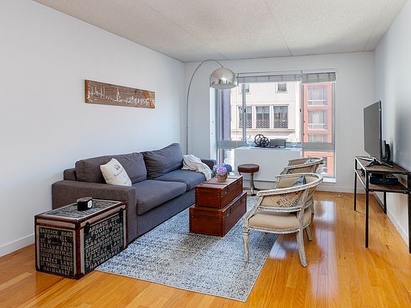 3rd image of 555 W 23rd St APT S11m