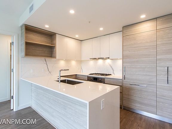 5th image of 585 Austin Ave #1604
