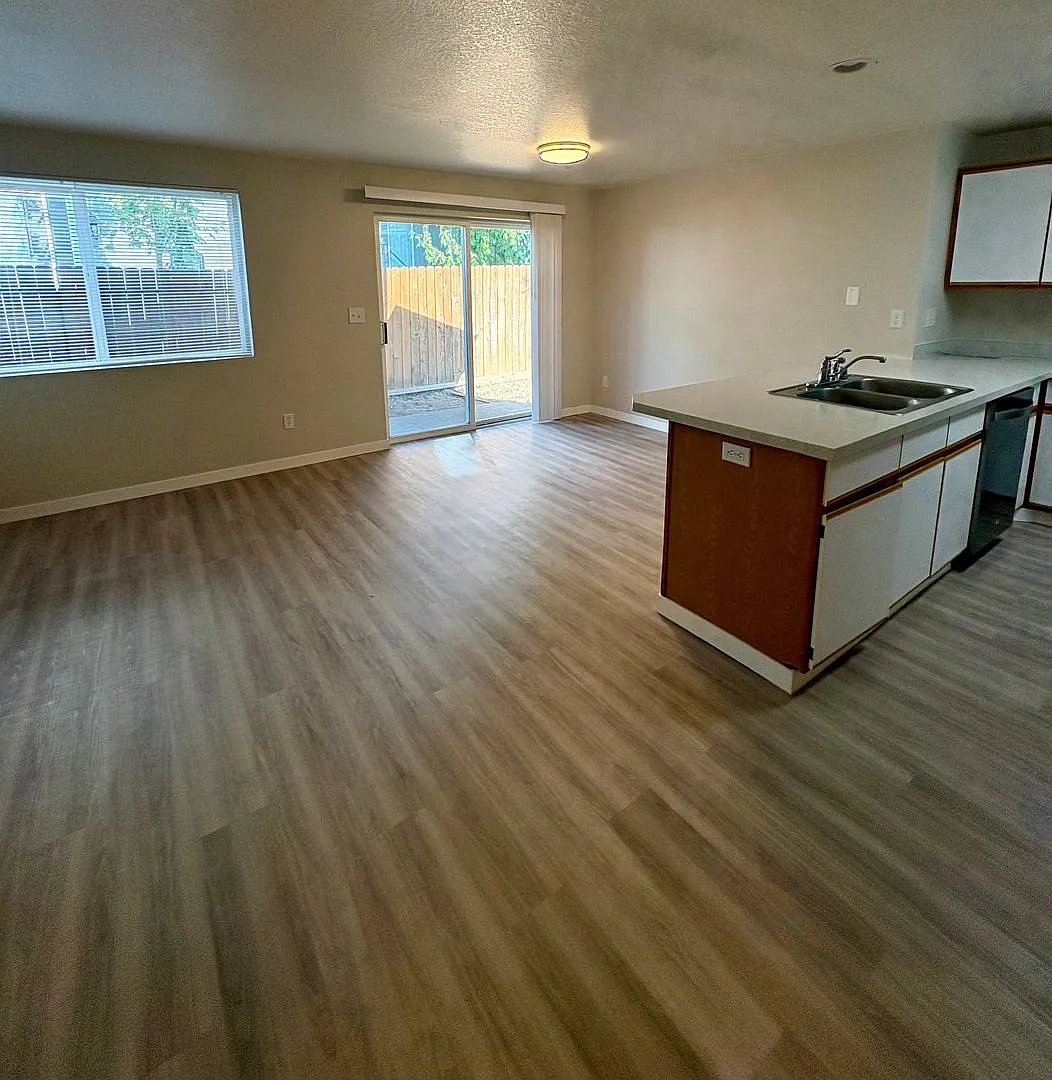 Castle Apartments — Photo 1