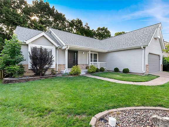 3rd image of 819 Oakmoor Dr
