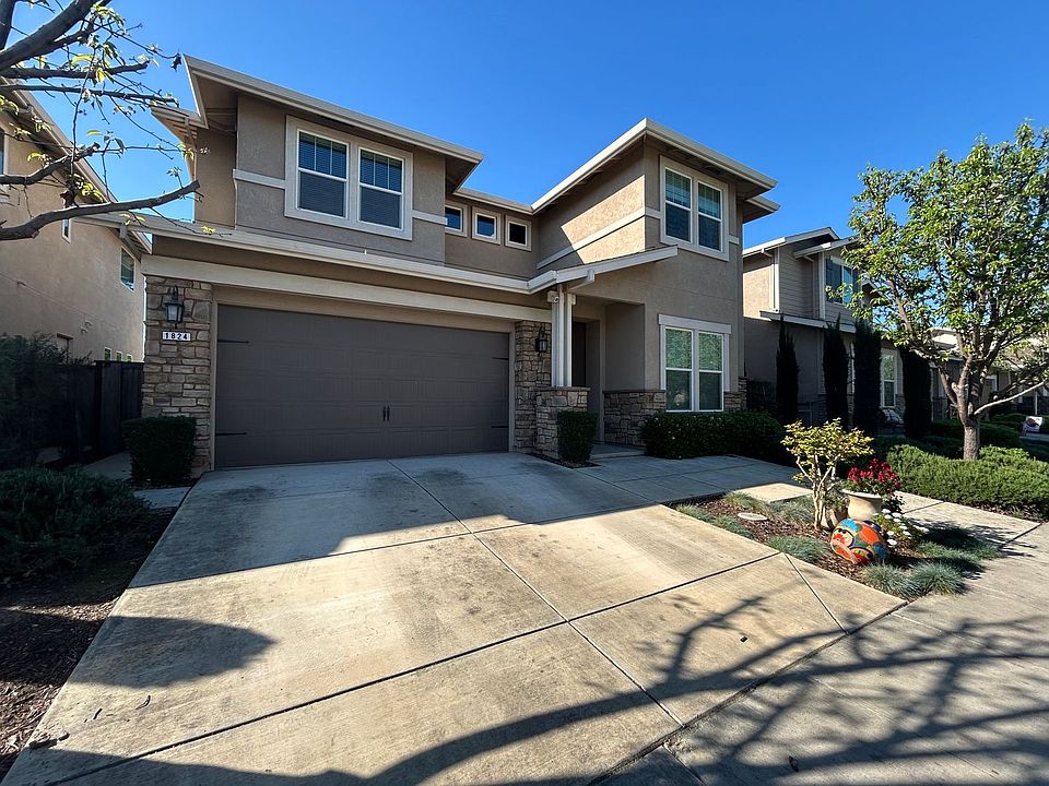 2nd image of 1824 Giardino Way