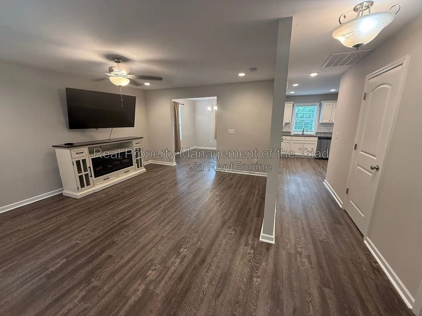3 bed, 2.5 bath, 1685 sqft, $1,895 — Photo 2