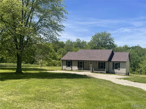 205 New Douglas Ave, Sorento, IL 62086