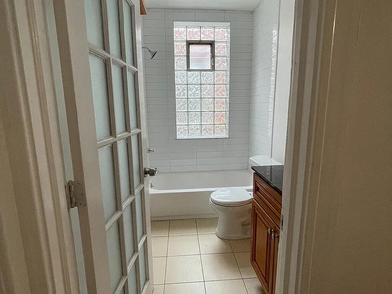 641 Bainbridge St #B — Photo 17