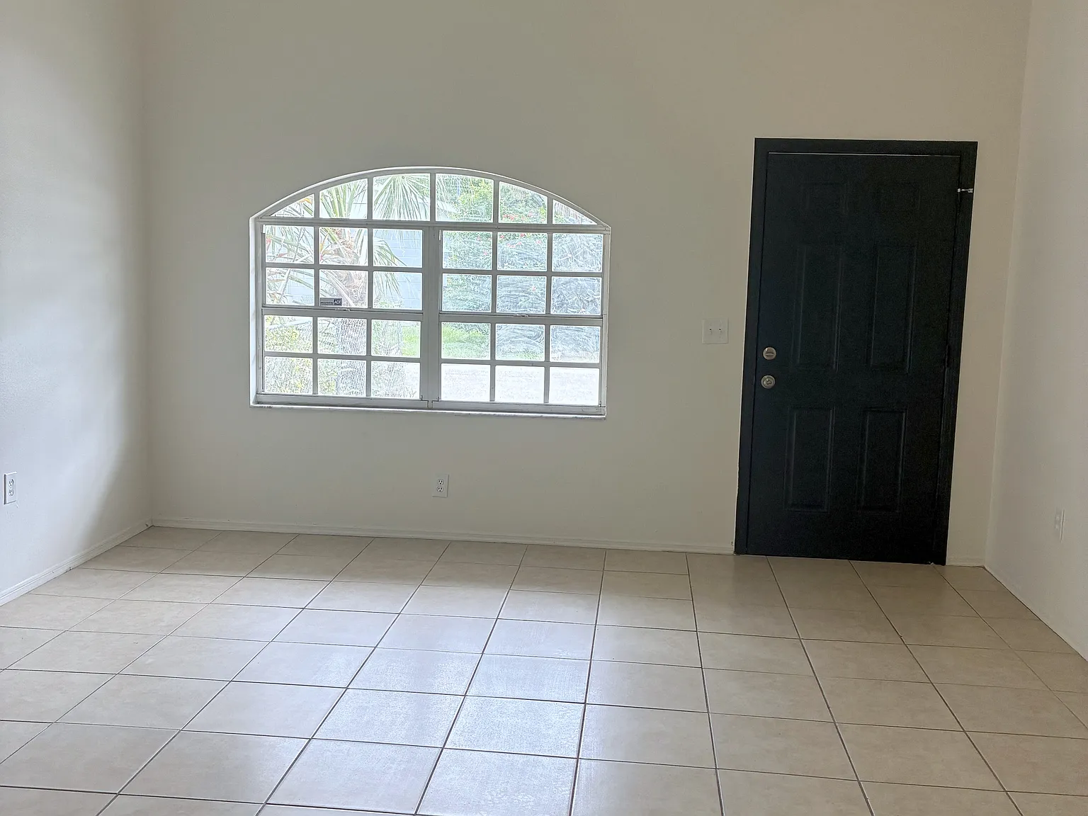 3 bed, 1260 sqft, $2,100 — Photo 2