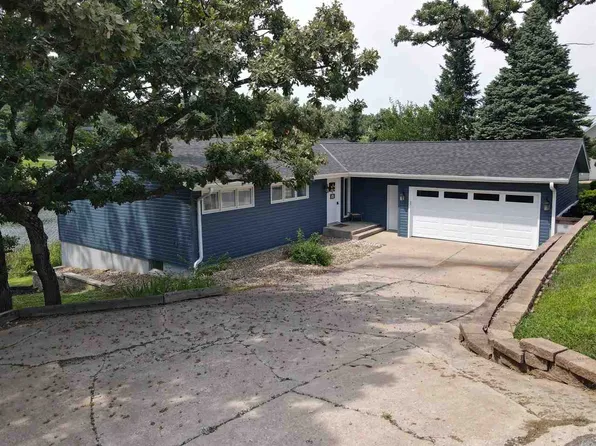 13 Fore Seasons Dr, Grinnell, IA 50112