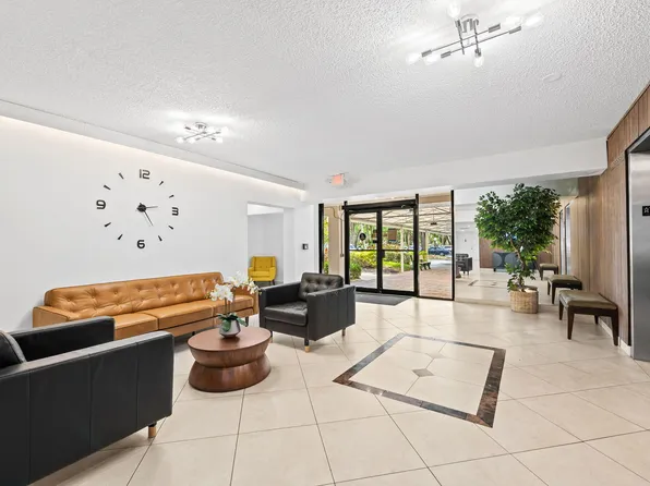 3960 Oaks Clubhouse Drive #304, Pompano Beach, FL 33069