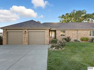 6048 Oak Hills Dr, Omaha, NE 68137