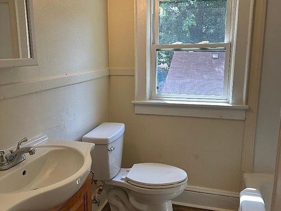 3rd image of 2841 Lens Ave #B