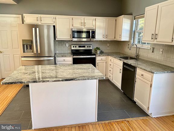 5th image of 610 Westmoreland Pl