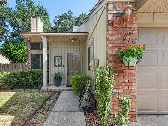 2nd image of 1028 Alderwood Way