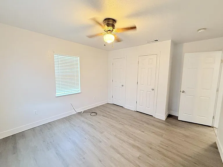 610 W Avenue B — Photo 28