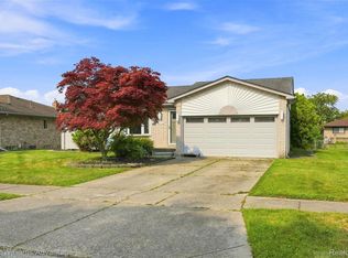 46647 Apple Ln, Macomb, MI 48044