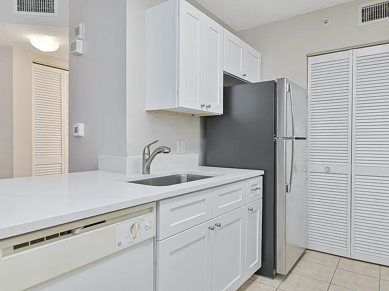8920 Colonnades Ct E #514 — Photo 11