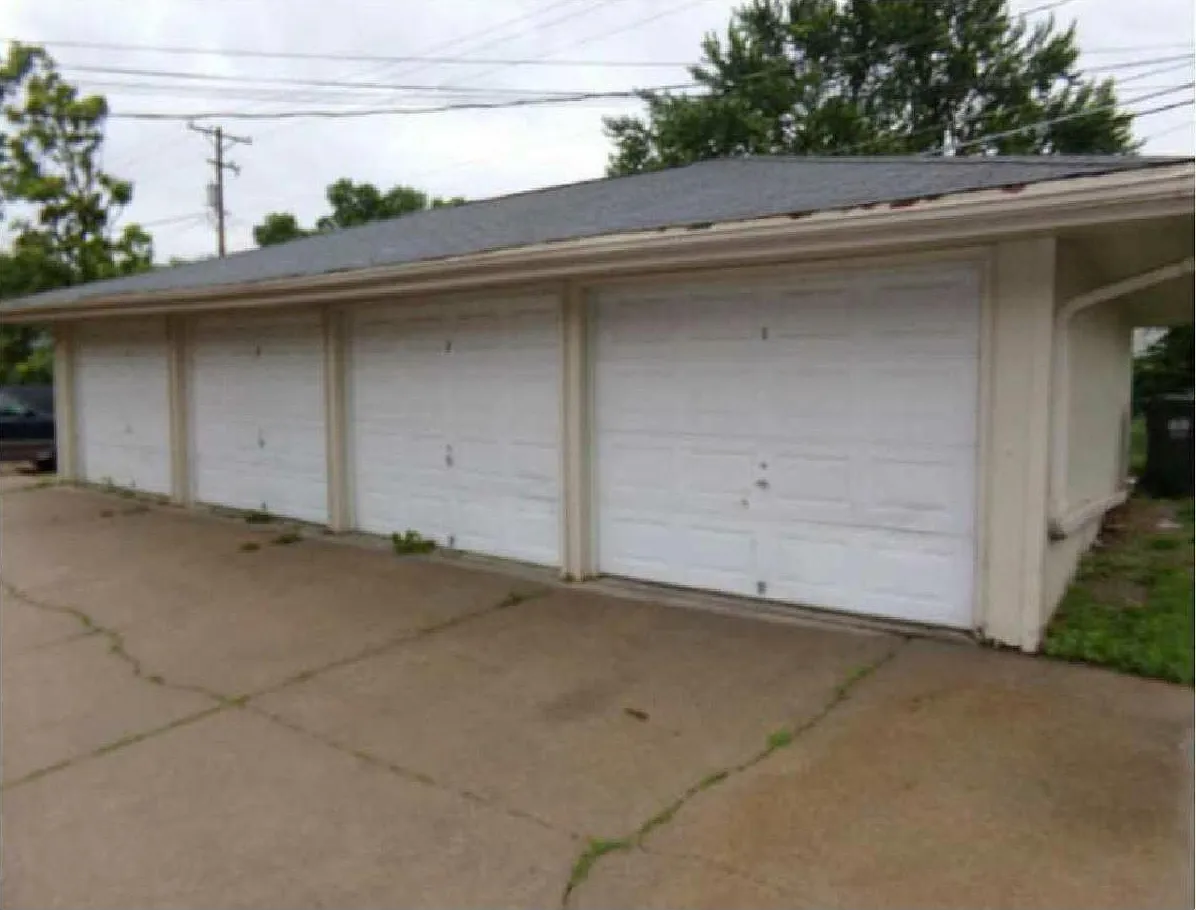 2325 E St — Photo 2