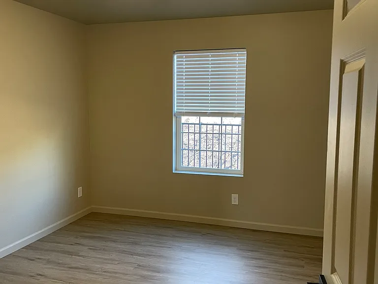906 Ross St — Photo 13