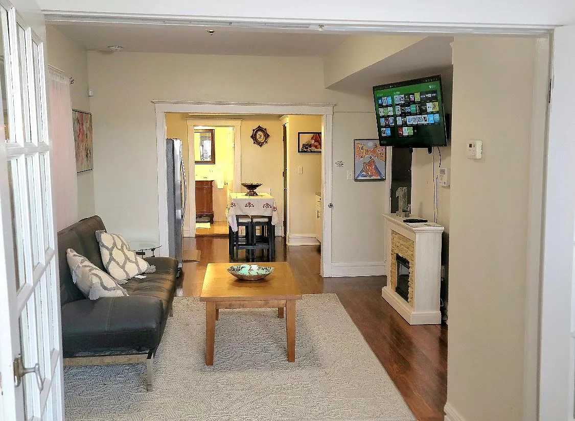 6136 Delmar Blvd — Photo 1