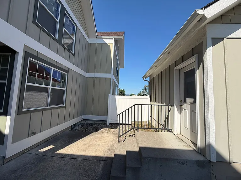 1222 8th St W — Photo 2