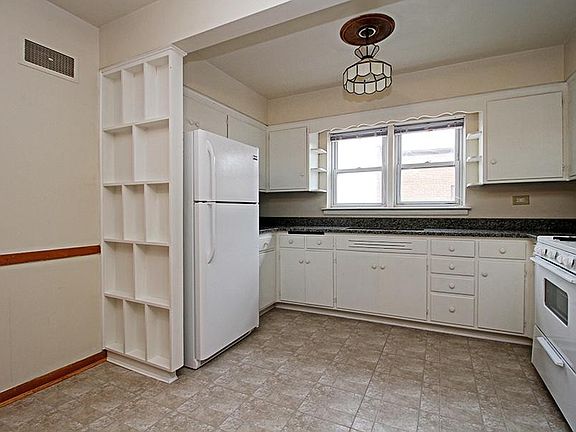 3rd image of 9524 S Troy Ave APT 2N