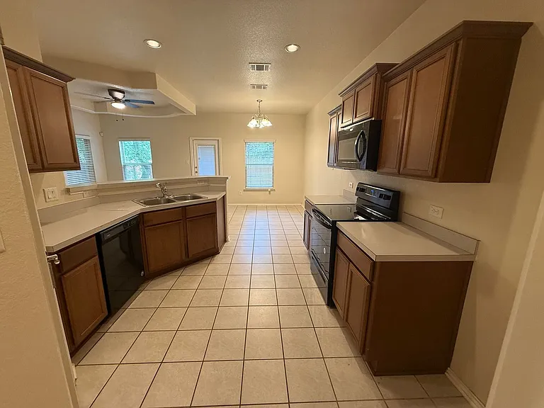 1427 Denver Blvd — Photo 8