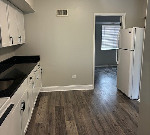 3rd image of 1101 Evans Ave APT 1C