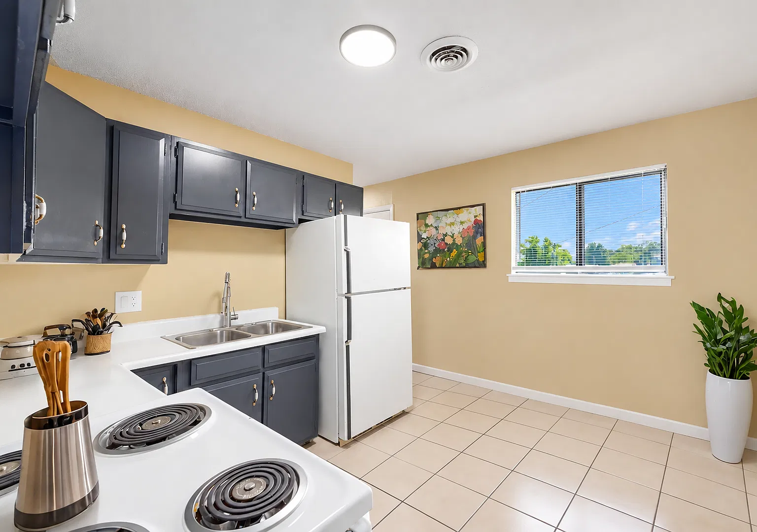 Beautiful 2BR/1BA Duplex in Independence! — Photo 1