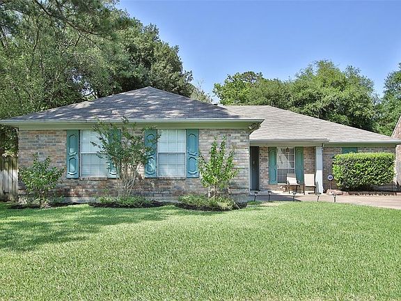 Welcome home to 17110 Bayou Bluff Court located on a quiet street in Colony Creek Village. This home has lovely curb appeal, a well-manicured lawn, beautiful landscaping, lovely front door, gorgeous front deck, and large windows.