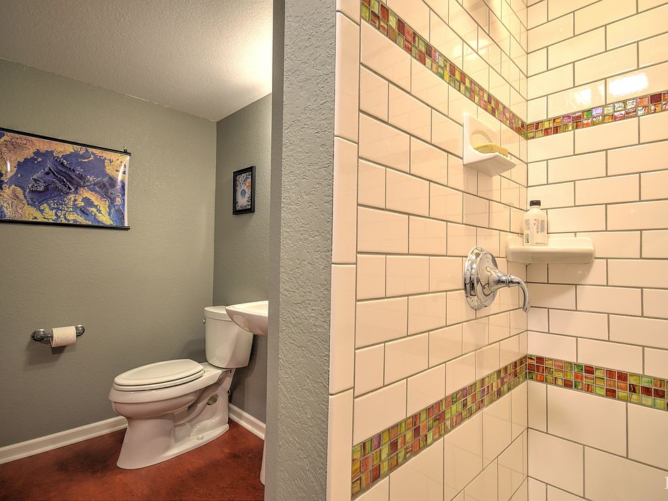 2nd image of 26 Farwell St