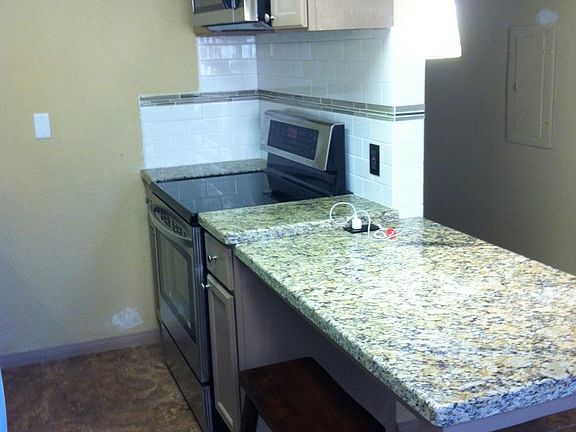 Kitchen and eating bar 2