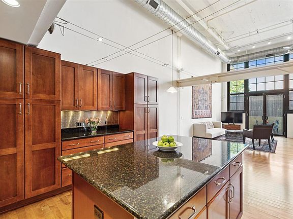 4th image of 4200 Laclede Ave APT 104