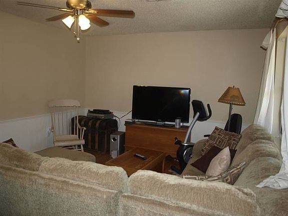 3rd image of 520 NE Cimarron Cir