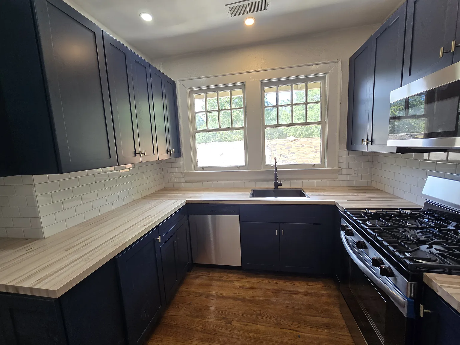 2 bed, 1000 sqft, $2,500 — Photo 2