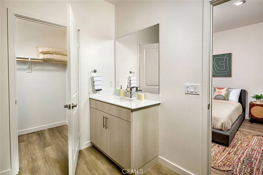2 bed, 2.5 bath, 1273 sqft, $3,950 — Photo 4