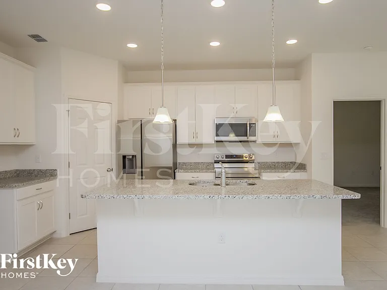 328 Corbel Ln — Photo 5